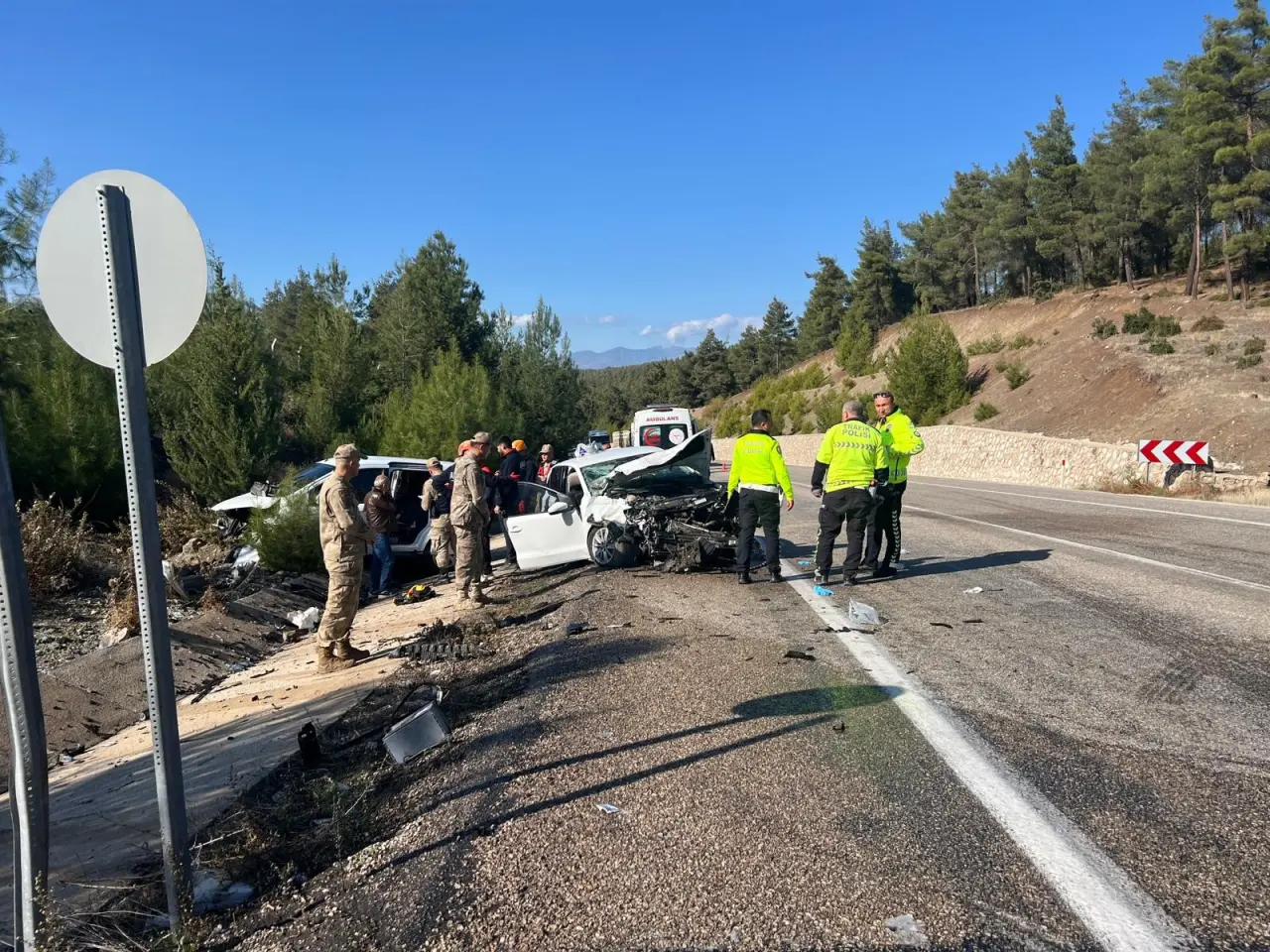Kilis-Hatay yolunda feci kaza! 5’i ağır 6 yaralı 2