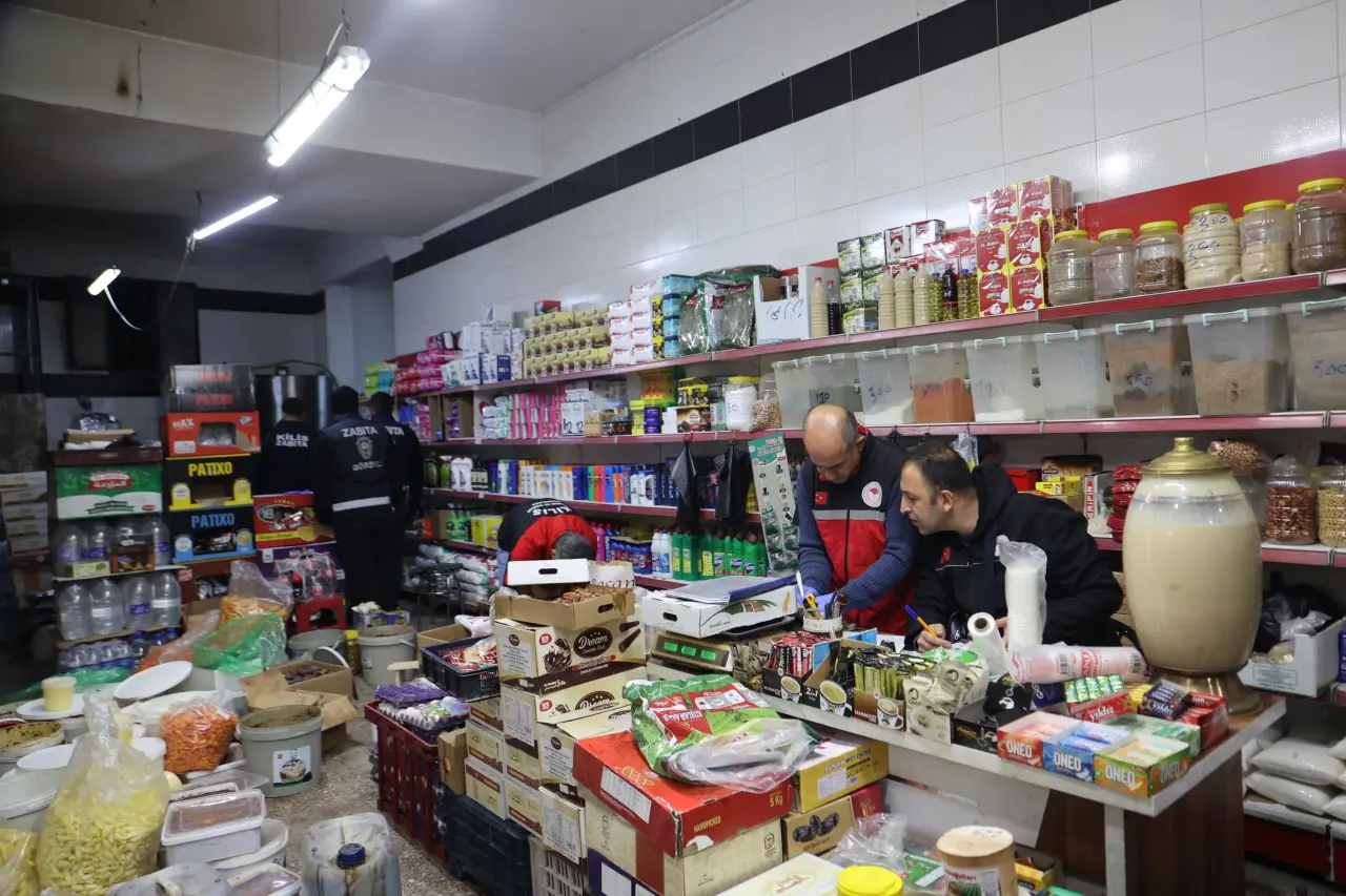 Kilis’te gıda denetiminde skandal! Yerde ölü fare, raflarda son kullanım geçmiş ürün 4
