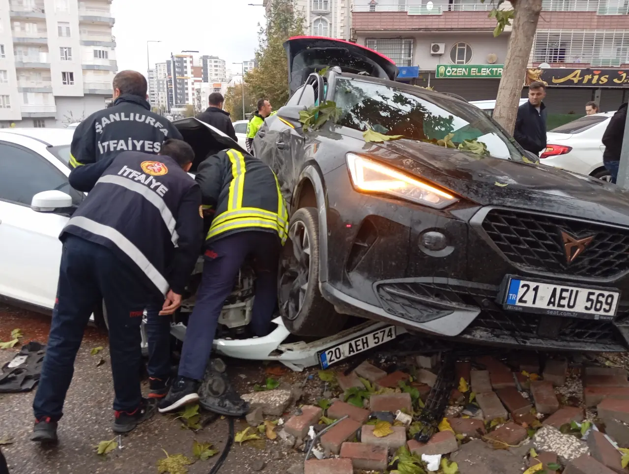 Siverek’te sokak ortasında feci kaza! Araçlar kafa kafaya çarpıştı 1