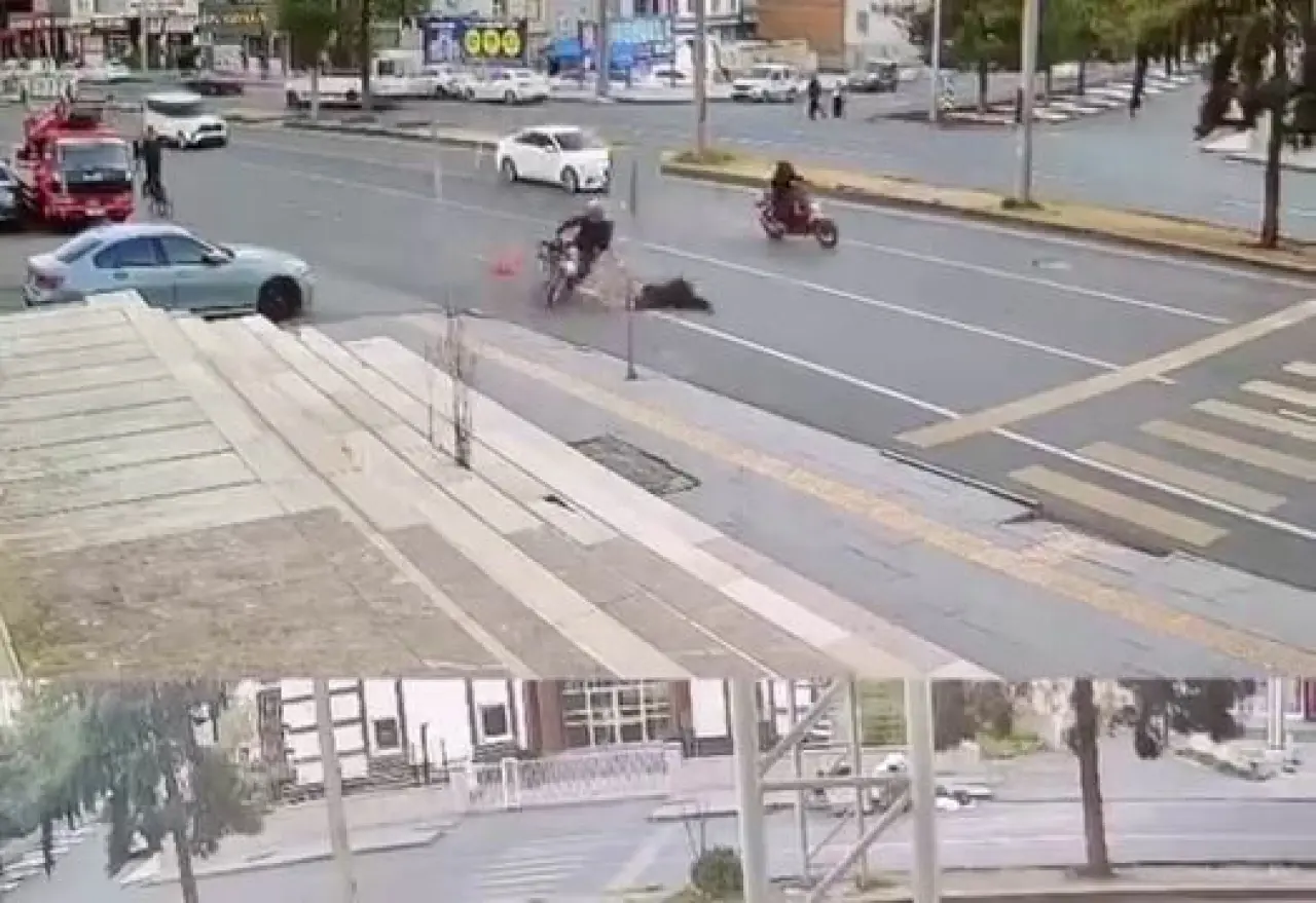 Yolu geçmeye çalışan kadın bir anda savrularak yere düştü! 2