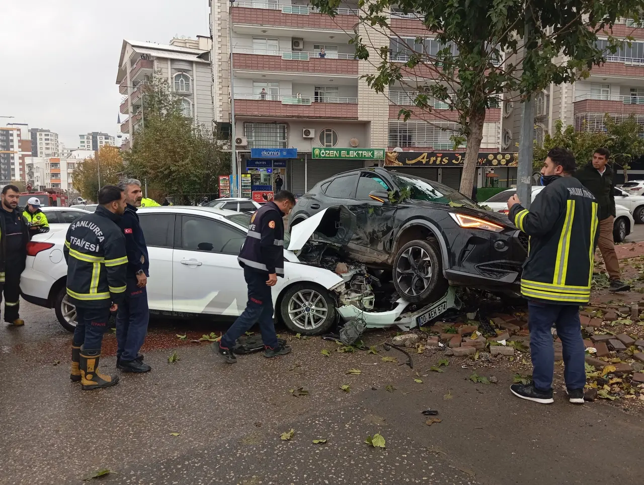 Siverek’te sokak ortasında feci kaza! Araçlar kafa kafaya çarpıştı 2