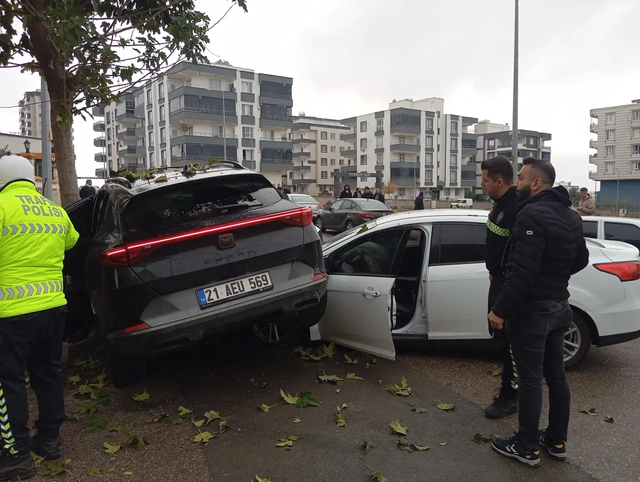 Siverek’te sokak ortasında feci kaza! Araçlar kafa kafaya çarpıştı 5