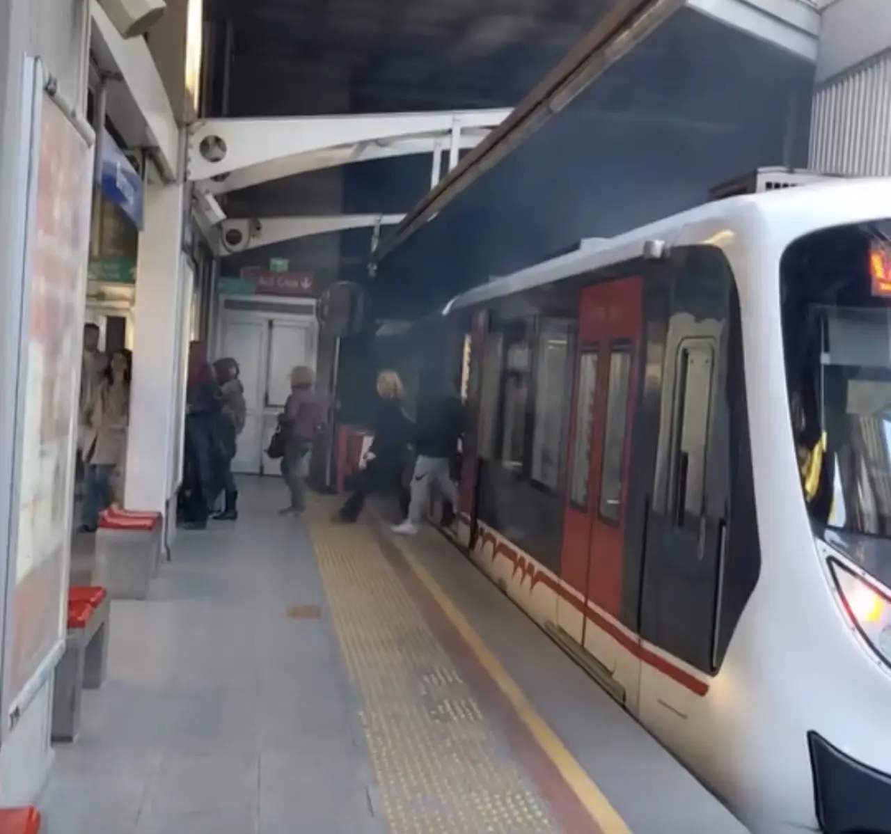 İzmir metrosunda korku dolu anlar: Vagon raydan çıktı 6