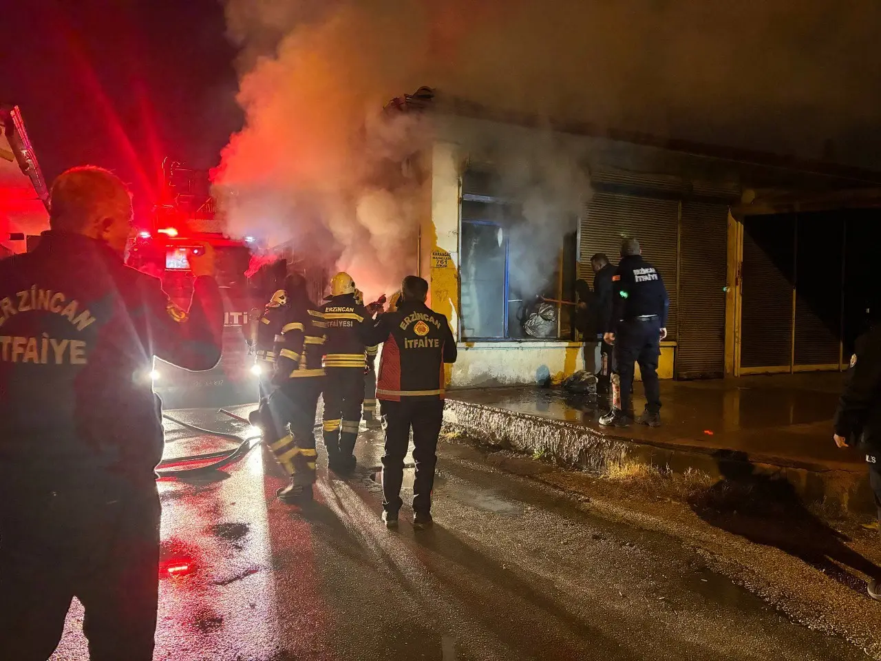 Erzincan’da alev dehşeti! İş yeri kısa sürede kül oldu 4