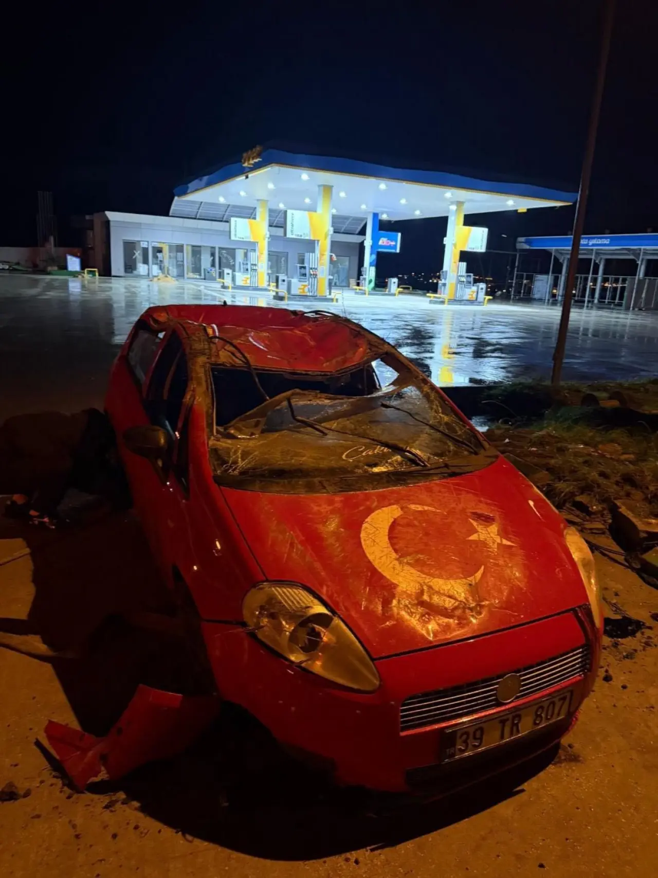 Yağışta kontrolden çıktı! Otomobil ters döndü 2