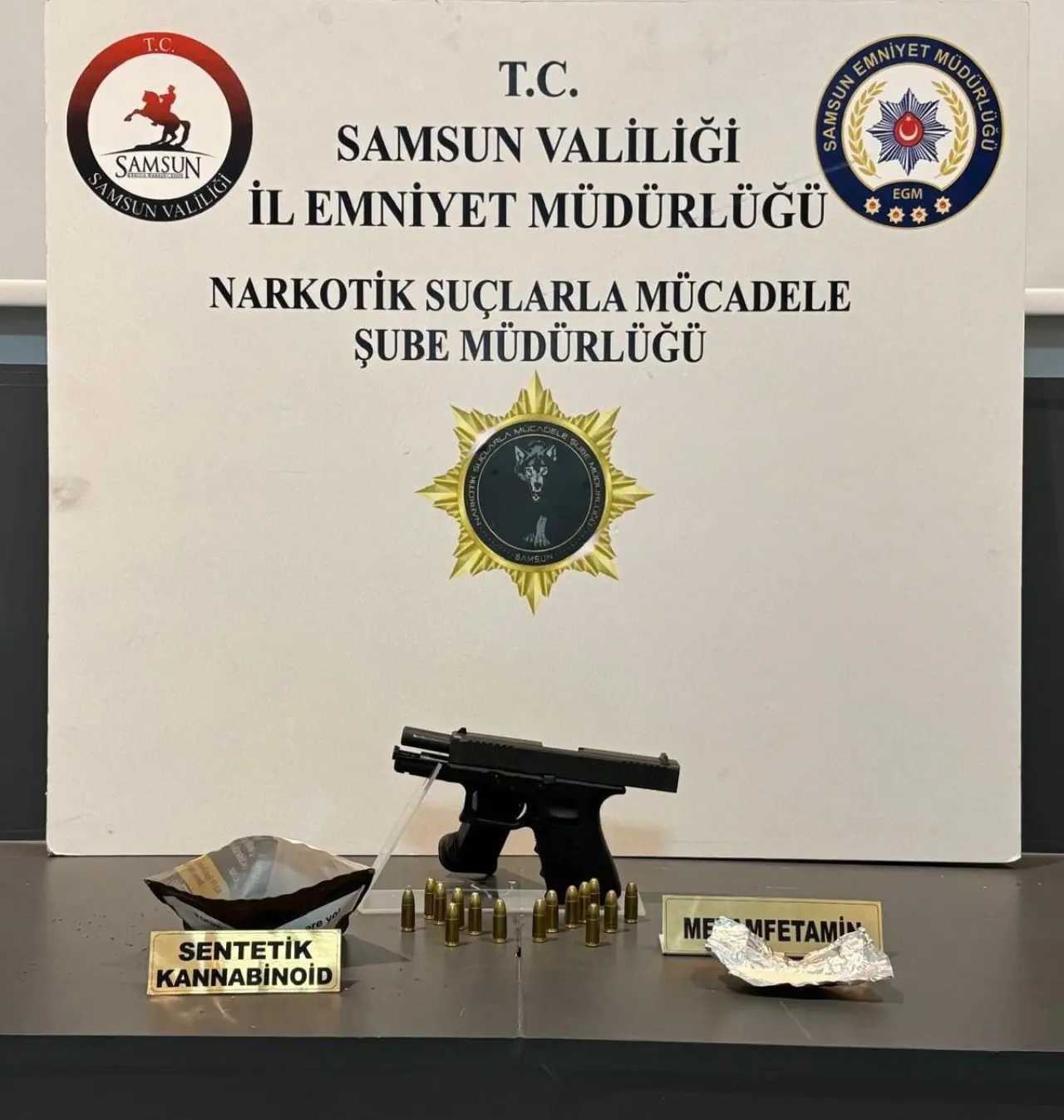 Polis gizli bölmeyi Açtı, uyuşturucu ve silah çıktı! 4