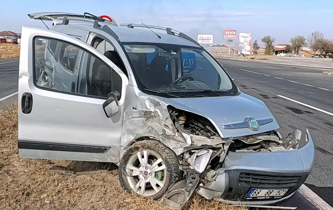 Hastane dönüşü feci kaza! Tır gelmeden geçerim dedi, çarpıştılar 1