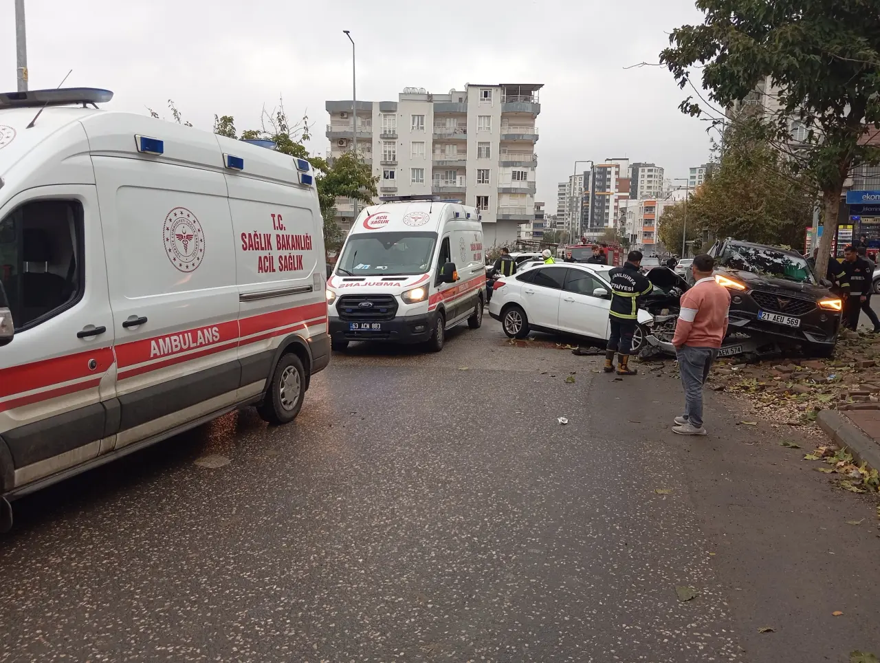 Siverek’te sokak ortasında feci kaza! Araçlar kafa kafaya çarpıştı 6