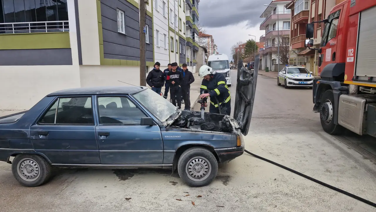 Seyir halindeyken alev alev yandı! Sürücü son anda kurtuldu 3