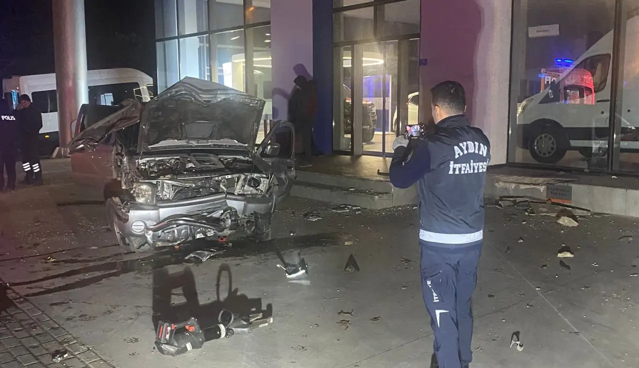 Aydın’da ticari araçlar çarpıştı! Sürücüler araçta sıkıştı 2