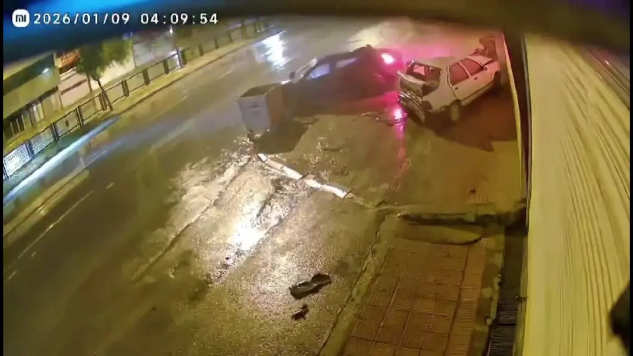 Adana’da yağmur kabusa döndü! Kontrolden çıkan otomobil 4 araca çarptı 3