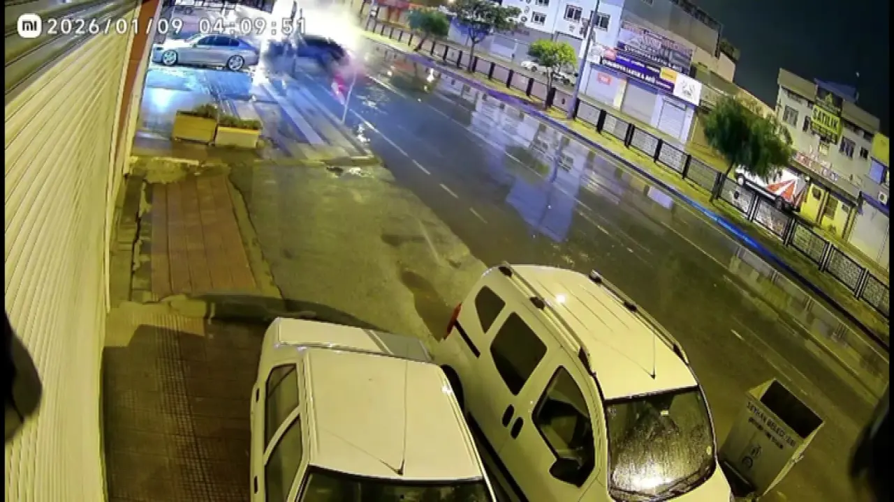Adana’da yağmur kabusa döndü! Kontrolden çıkan otomobil 4 araca çarptı 1