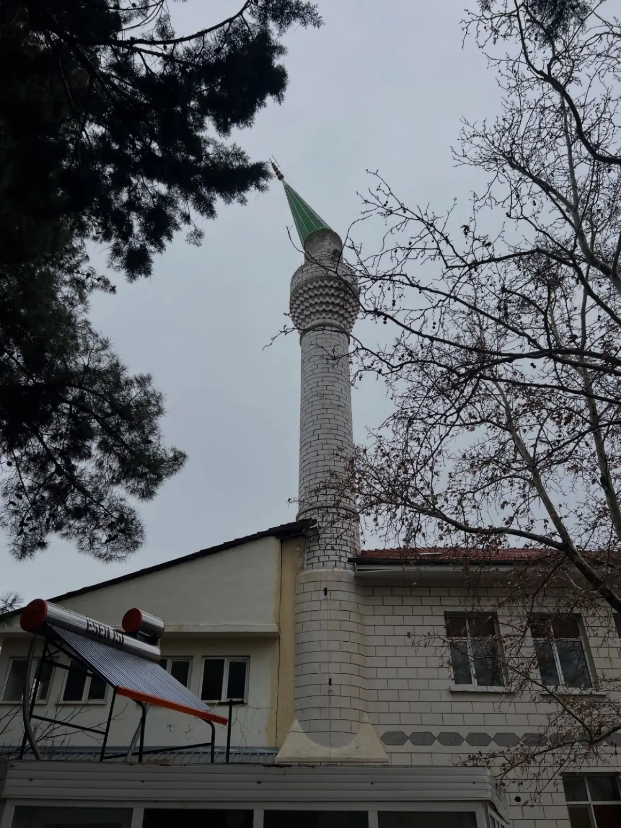 Burdur'da şiddetli rüzgar camiye zarar verdi: Minarenin kubbesi koparak düştü! 2