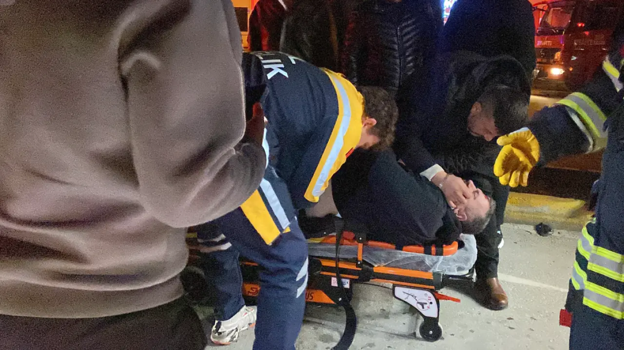 Çorum’da trafik kazası korkuttu! Işıkta bekleyen çekiciye çarpan otomobil hurdaya döndü 4