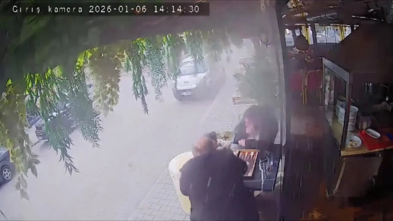 Restoranda korku dolu dakikalar! Klima borusu patladı, herkes sokağa fırladı 1