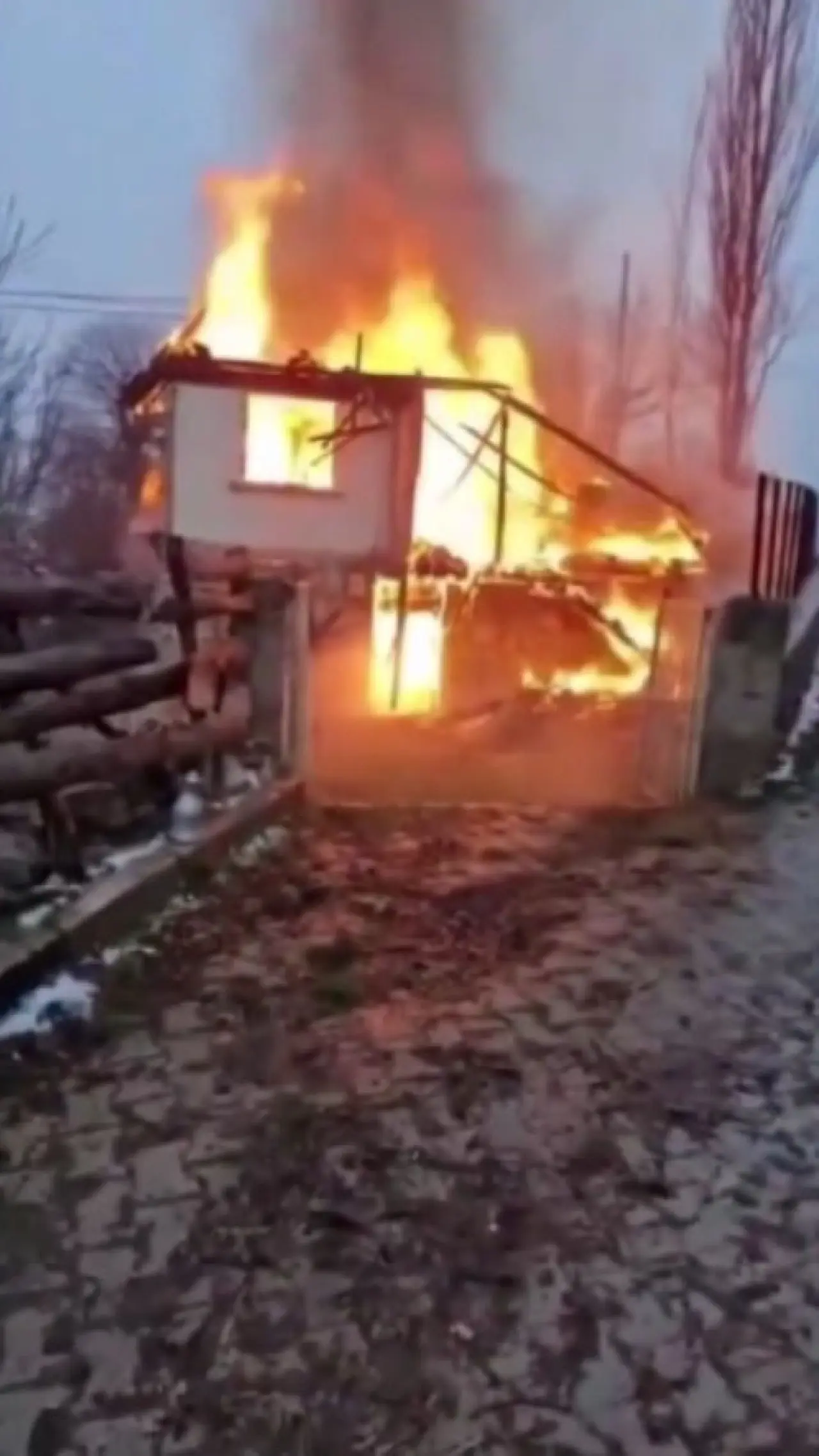 Sinop’ta korku dolu anlar! Ahşap ev çıkan yangında küle döndü 1