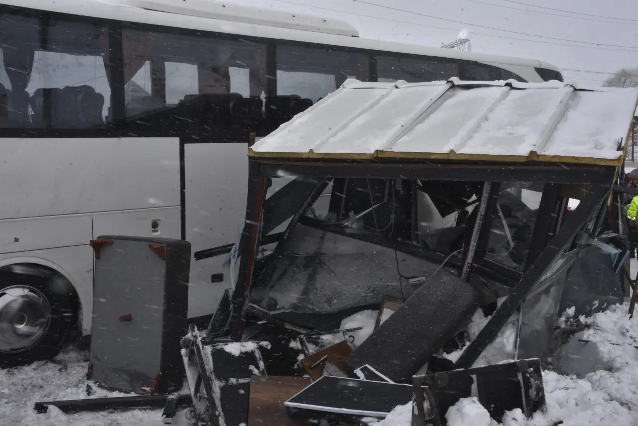 Bitlis'te feci kaza! Kar nedeniyle kayan otobüs 4 polisi yaraladı 4