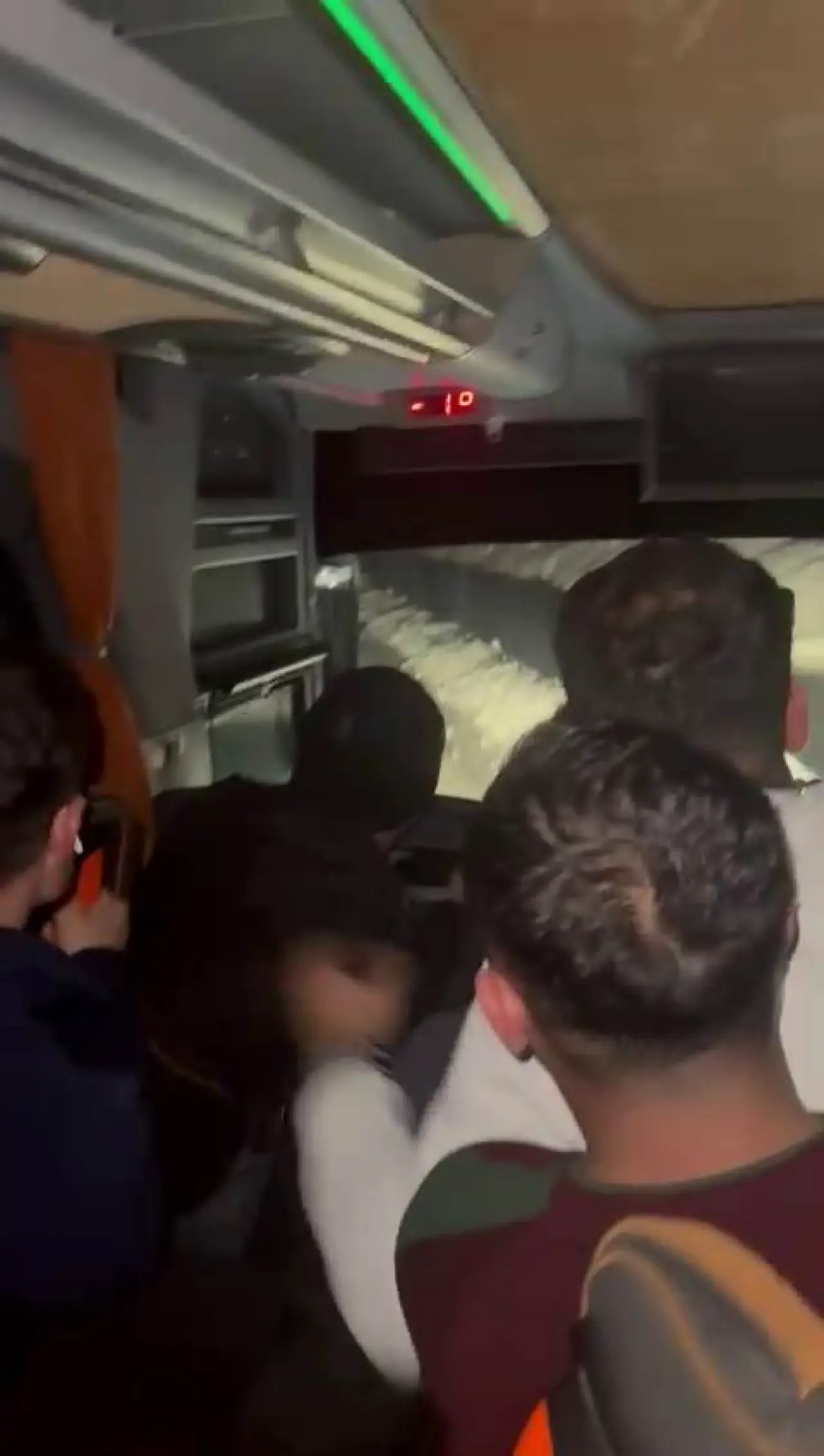 Diyarbakır'da yolcu otobüsü devrildi! 6 yaralı 1