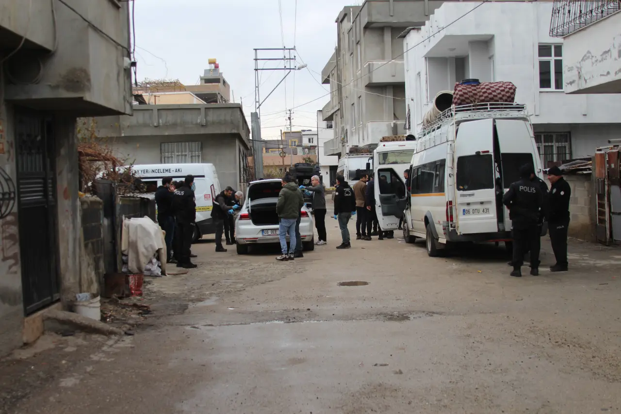 Adana’da sokakta dehşet! Taş, sopa ve kurşunlar havada uçuştu 5
