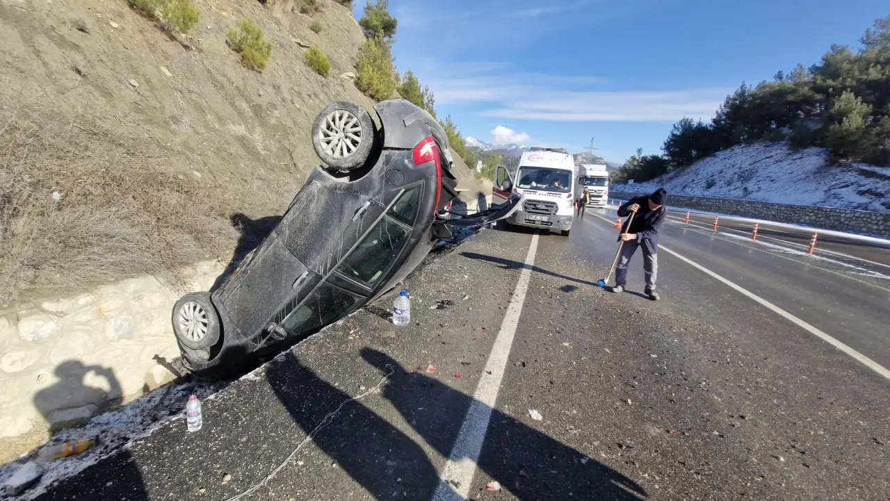 Buzlanan yolda otomobil takla attı! 4 yaralı 1