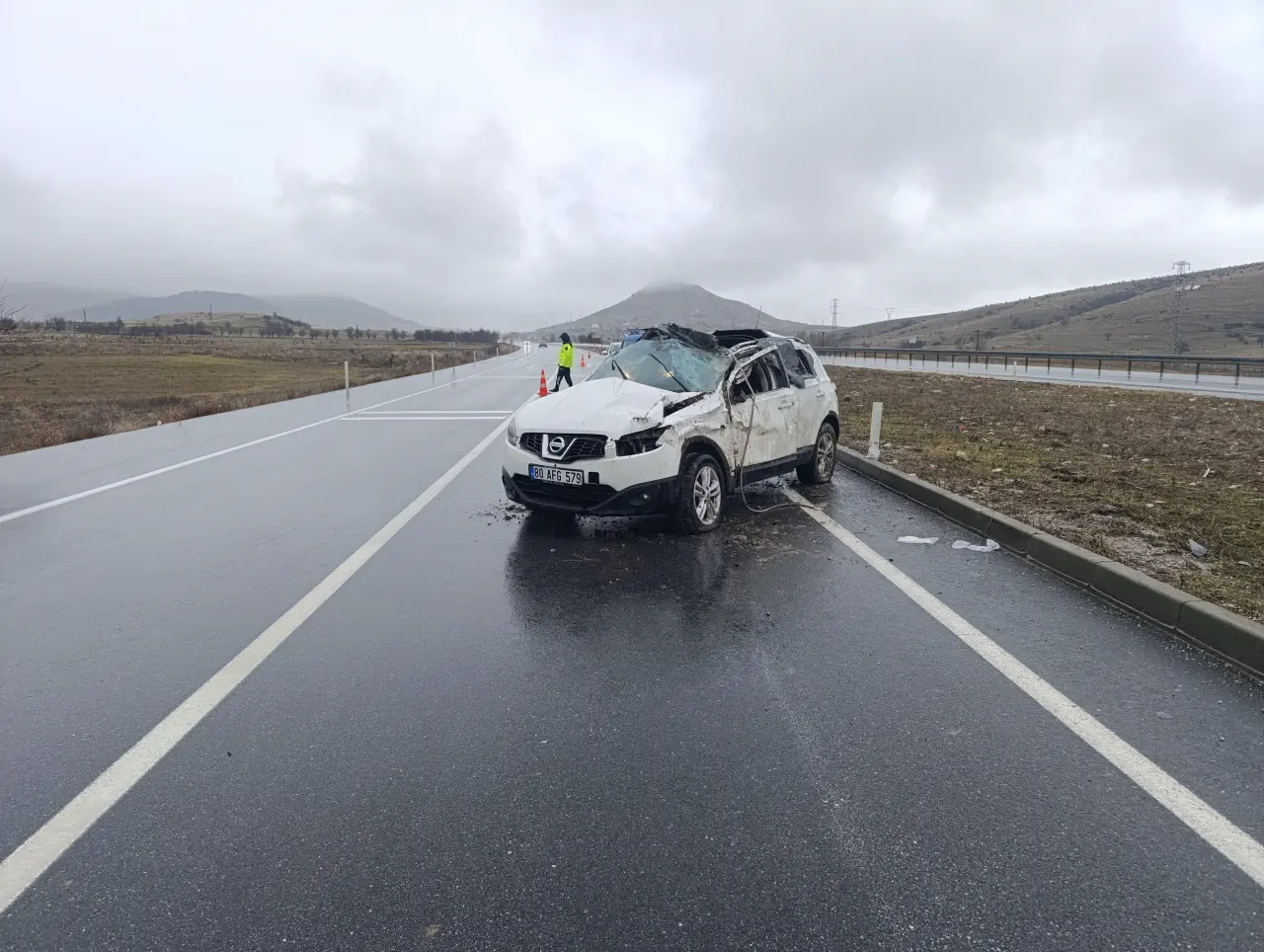 Afyon’da feci kaza! Otomobil defalarca takla attı, 3 yaralı 2
