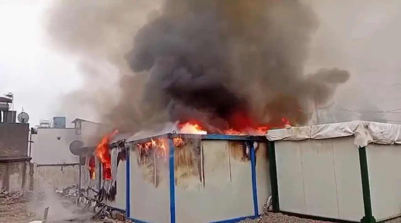 Adıyaman’da korkutan konteyner yangını! İtfaiye zamana karşı yarıştı 3