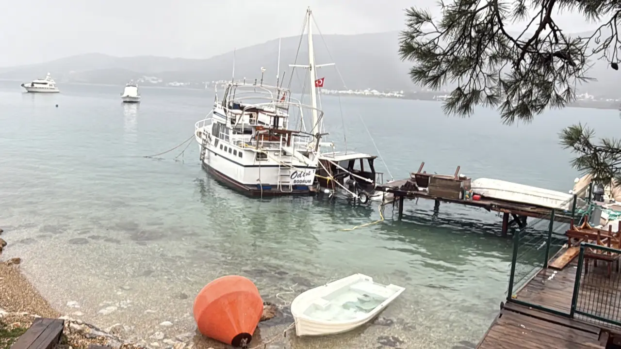 Bodrum’da fırtına dehşeti! Tekneler karaya vurdu, bazıları sulara gömüldü 7