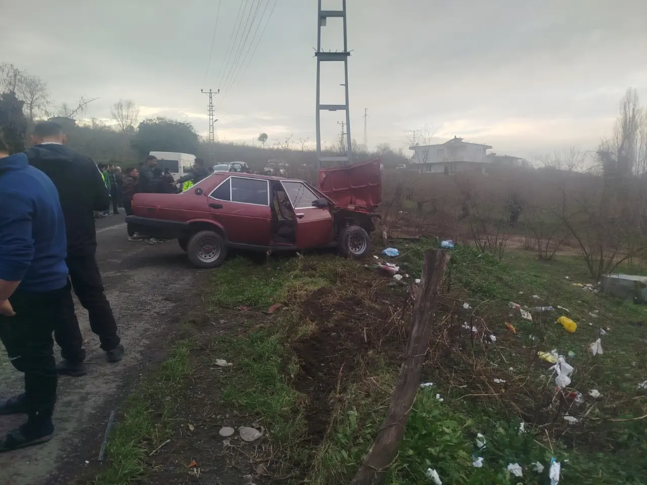 Zonguldak’ta kaza paniği! Kontrolden çıkan araç direğe saplandı 1