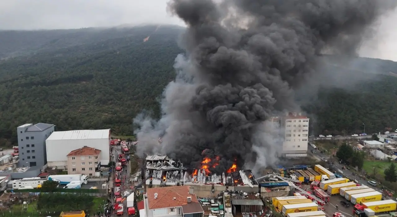 Ataşehir’de öğle saatlerinde kâbus! Fabrika alevlere teslim oldu 4