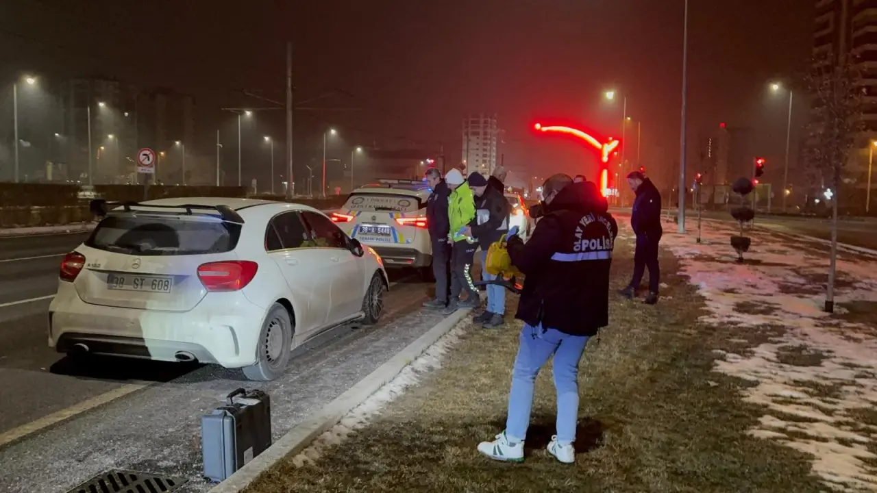 Polise çarpıp kaçtı, merak edip geri döndü! Gerçek alkol kontrolünde ortaya çıktı 1
