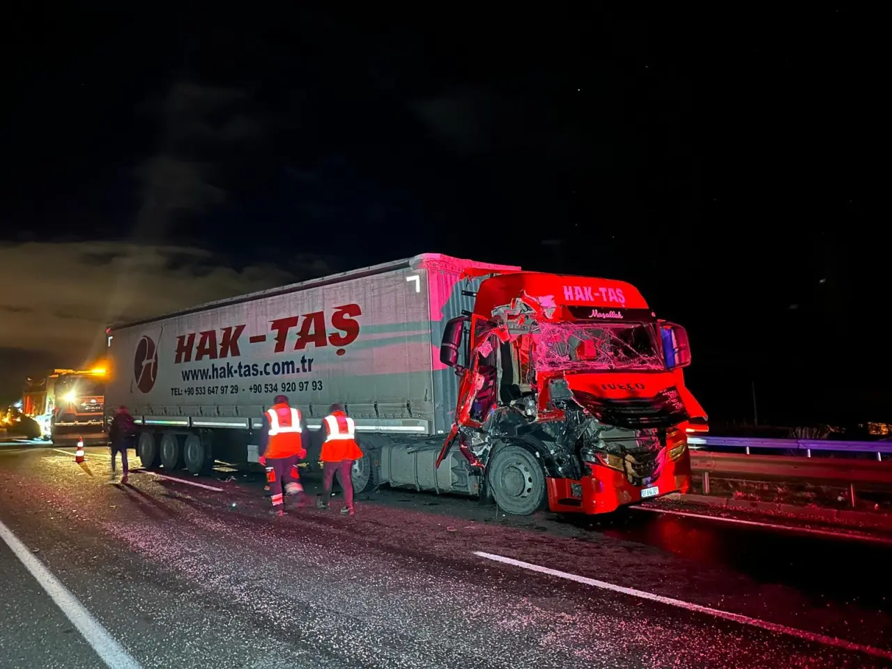 Uşak'ta seyir halindeki tırlar çarpıştı: 1 yaralı 3