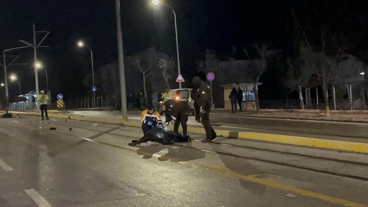 Eskişehir’de dehşet! Tramvaydan inen yayalara otomobil çarptı: 3 ölü 1