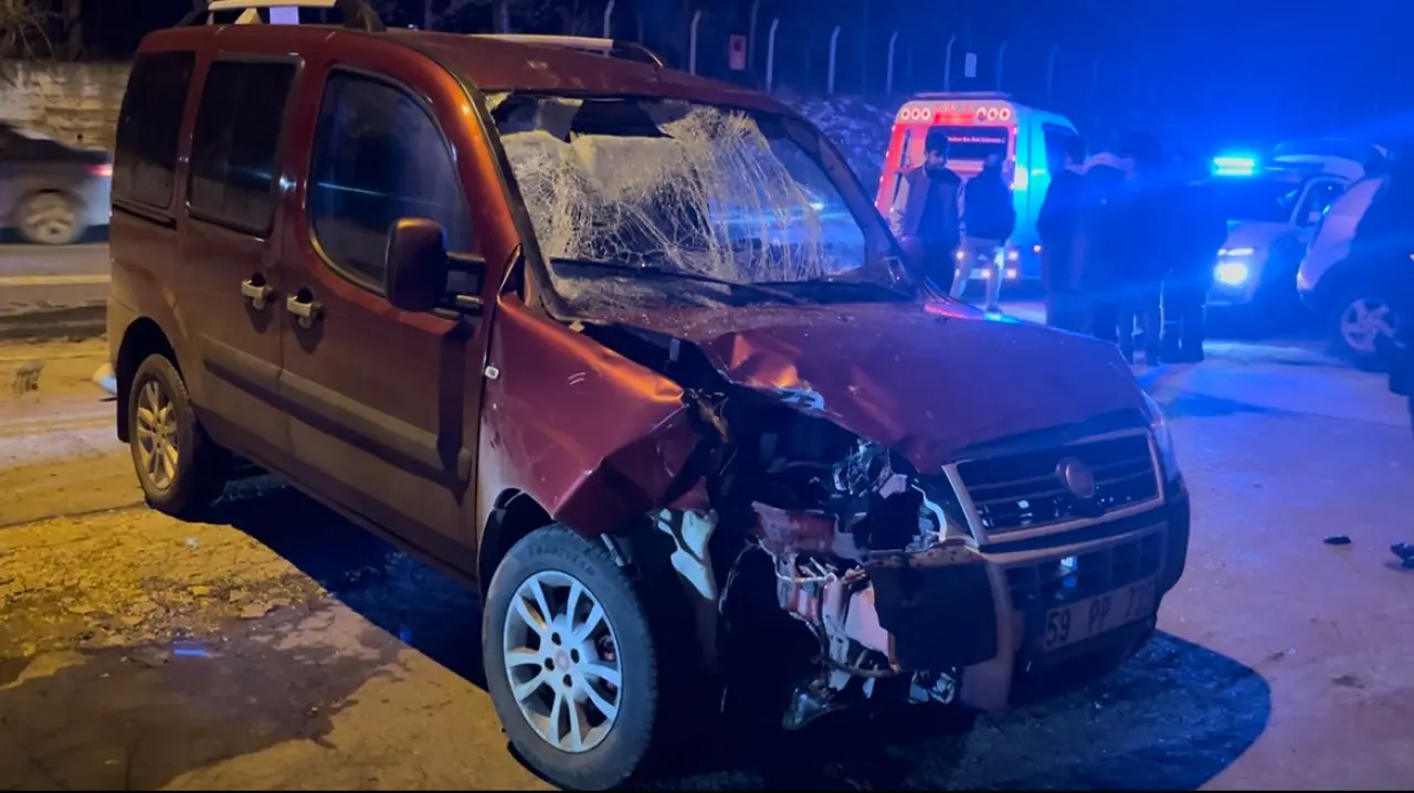 Çorlu’da feci kaza! Motosikletle aracın çarpışma anı kamerada 1