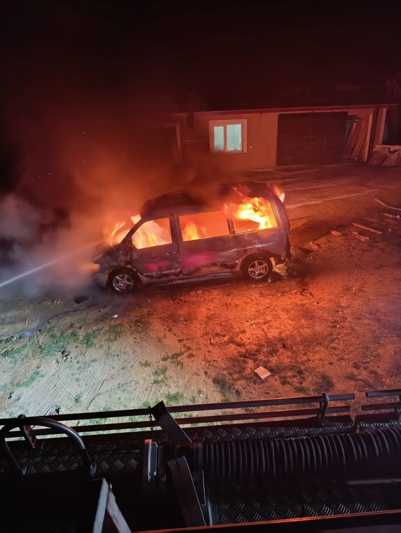Gece yarısı dehşeti! Seyir halindeki araç tamamen yandı 1