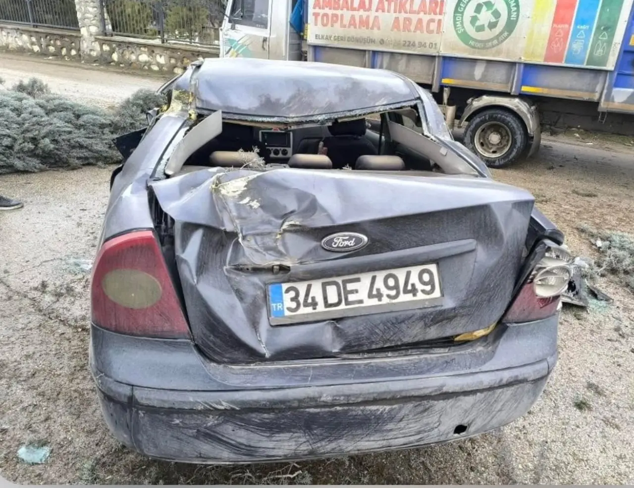 Elazığ’da feci kaza! Otomobil kaldırıma çıktı, ağaçları devirdi 2