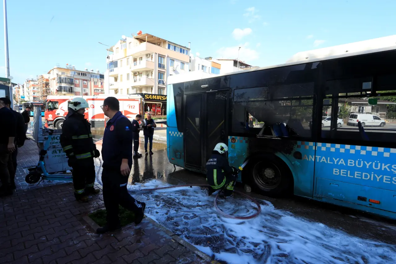 Otobüs yanarken içinde yolcu vardı! Antalya’da korku dolu anlar 2