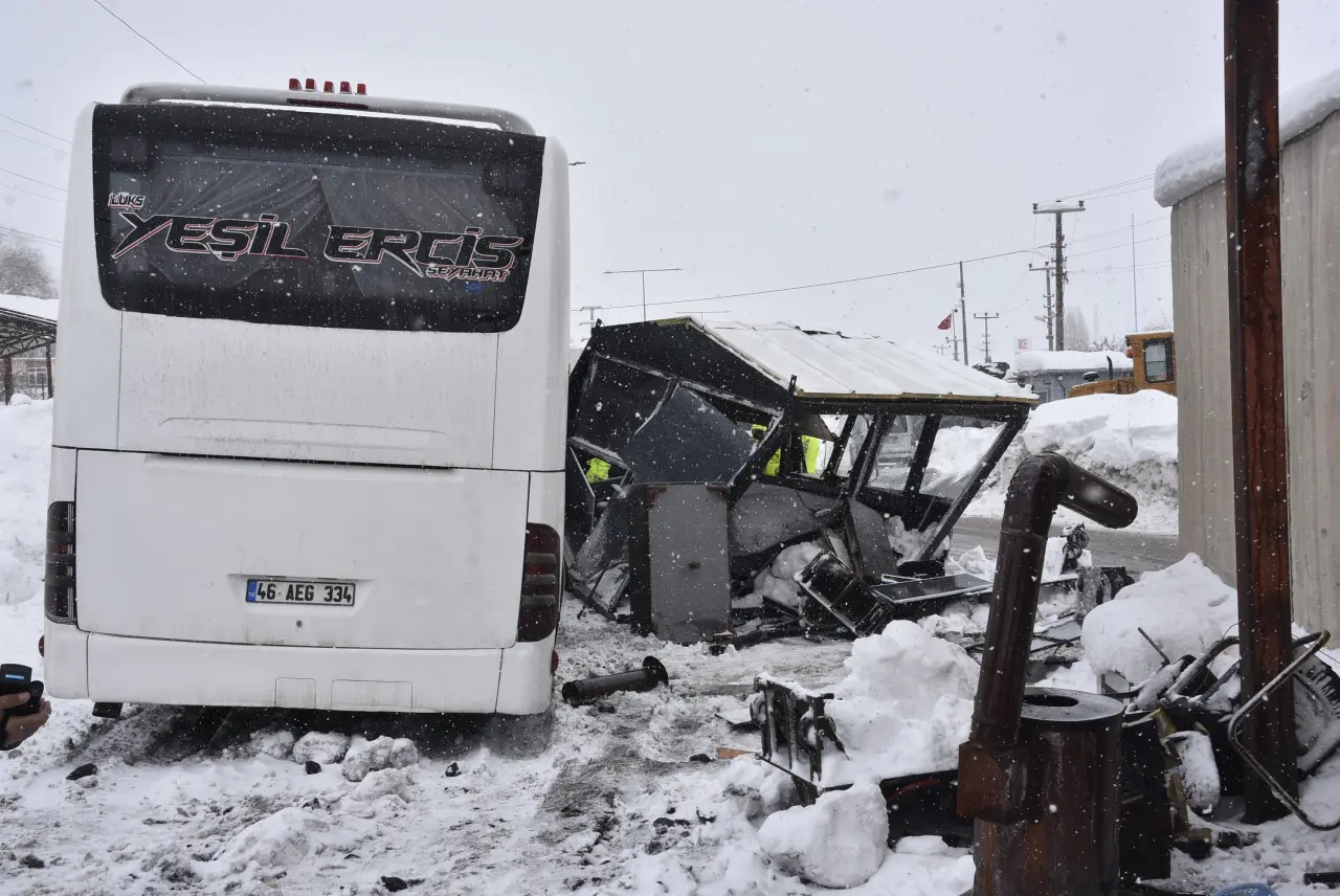 Bitlis'te feci kaza! Kar nedeniyle kayan otobüs 4 polisi yaraladı 2