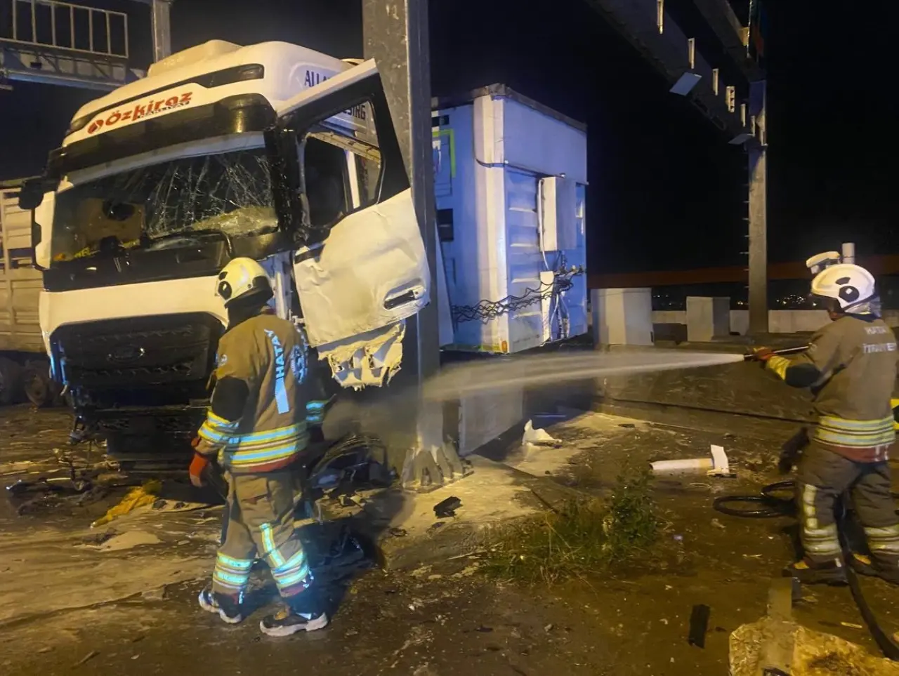 Bir anlık dikkatsizlik felaket getirdi! Gişelerde tır kazası 3