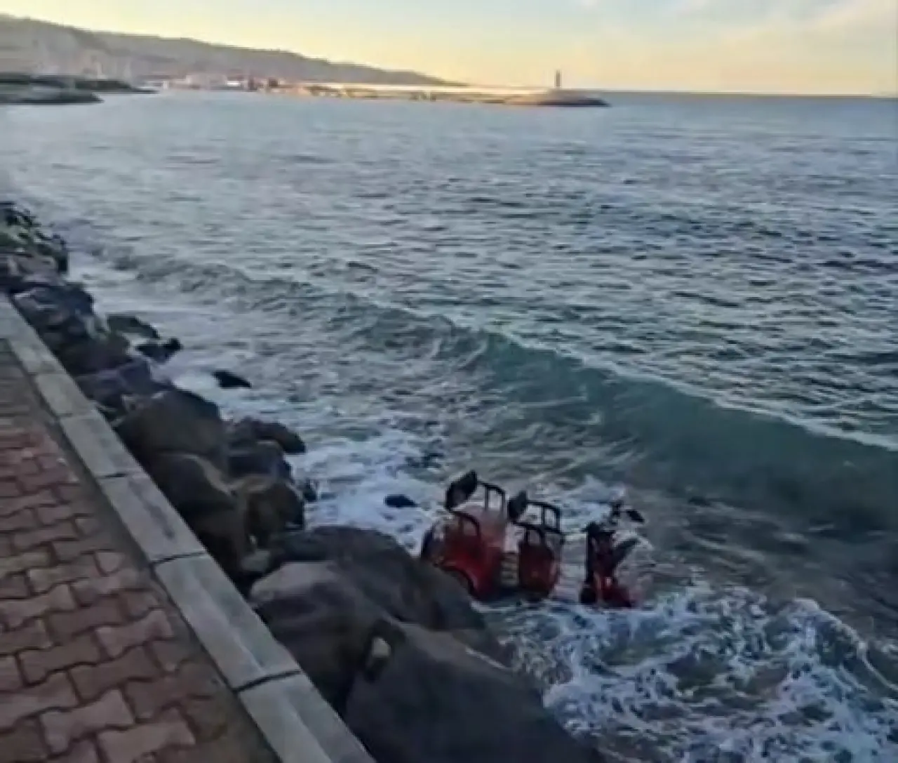 Direksiyon hakimiyetini kaybetti, denize uçtu! 2 yaralı 1