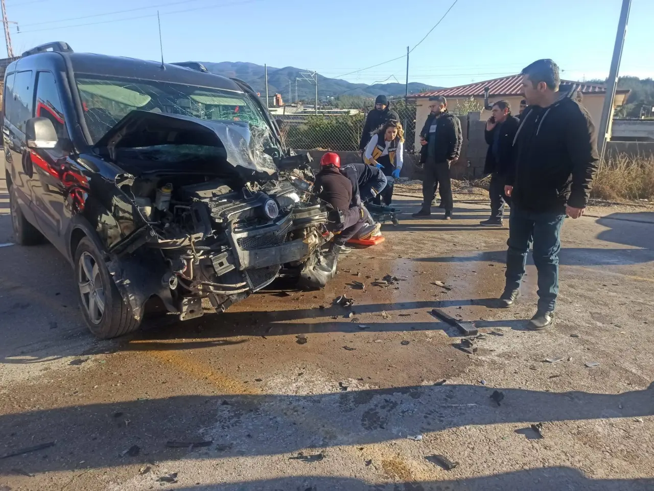 İşçi servisiyle ticari araç kafa kafaya çarpıştı! 7 yaralı 2