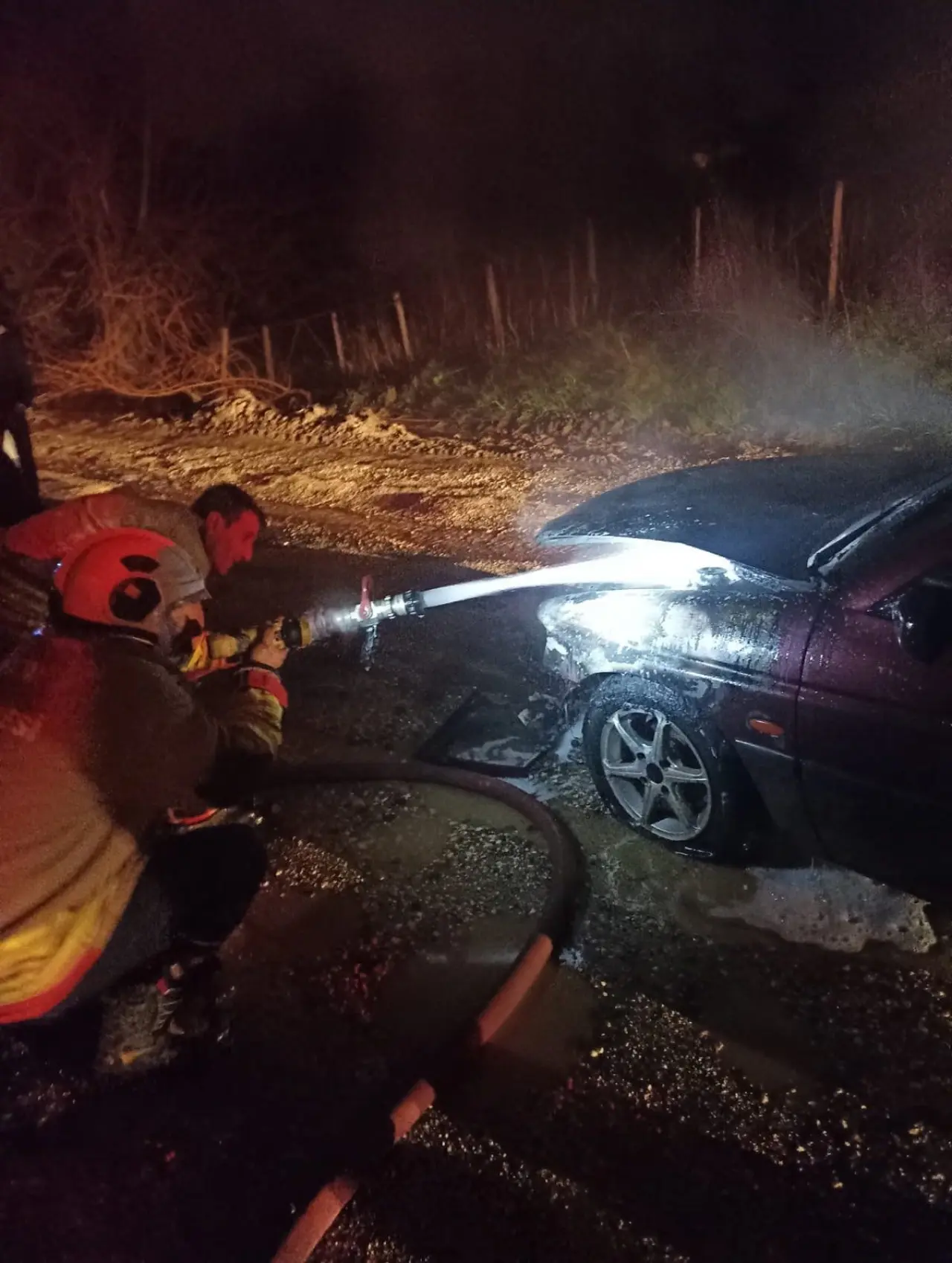 Bir anda alev aldı! Hatay’da seyir halindeki araç alev topuna döndü 2