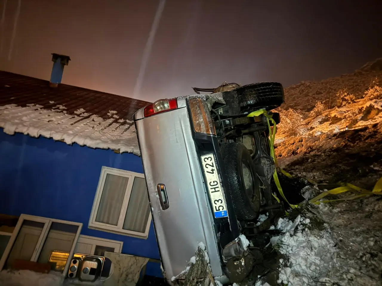 Buzlu yolda kontrolden çıktı, evin üstüne uçtu! 1 ölü, 1 yaralı 1