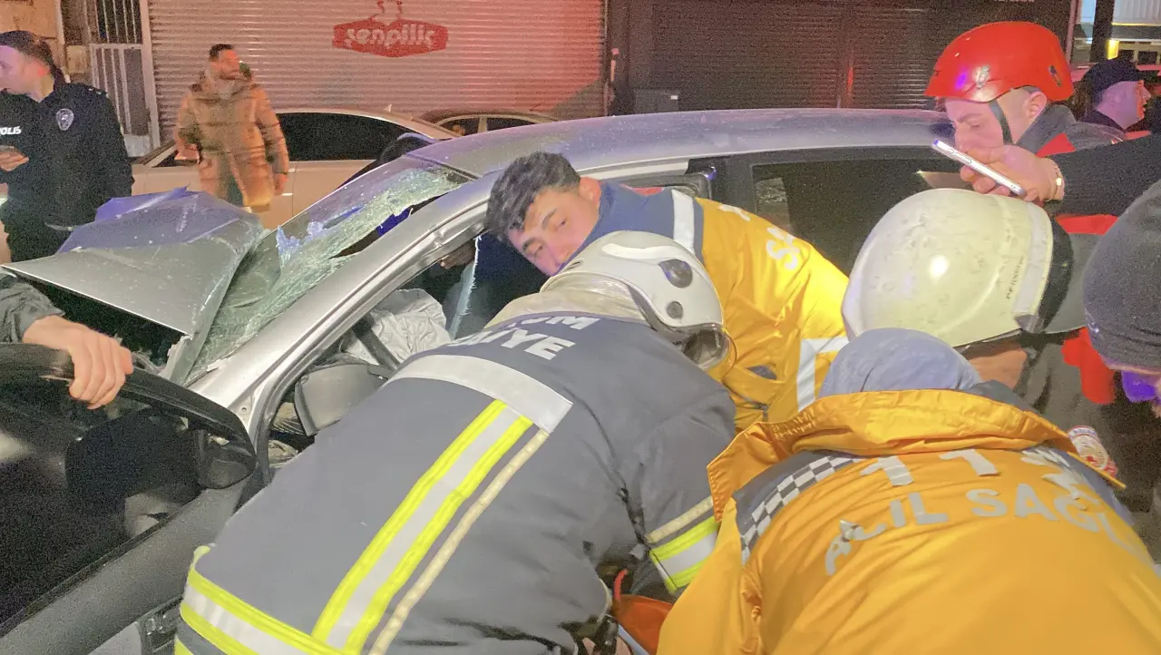 Çorum’da trafik kazası korkuttu! Işıkta bekleyen çekiciye çarpan otomobil hurdaya döndü 3
