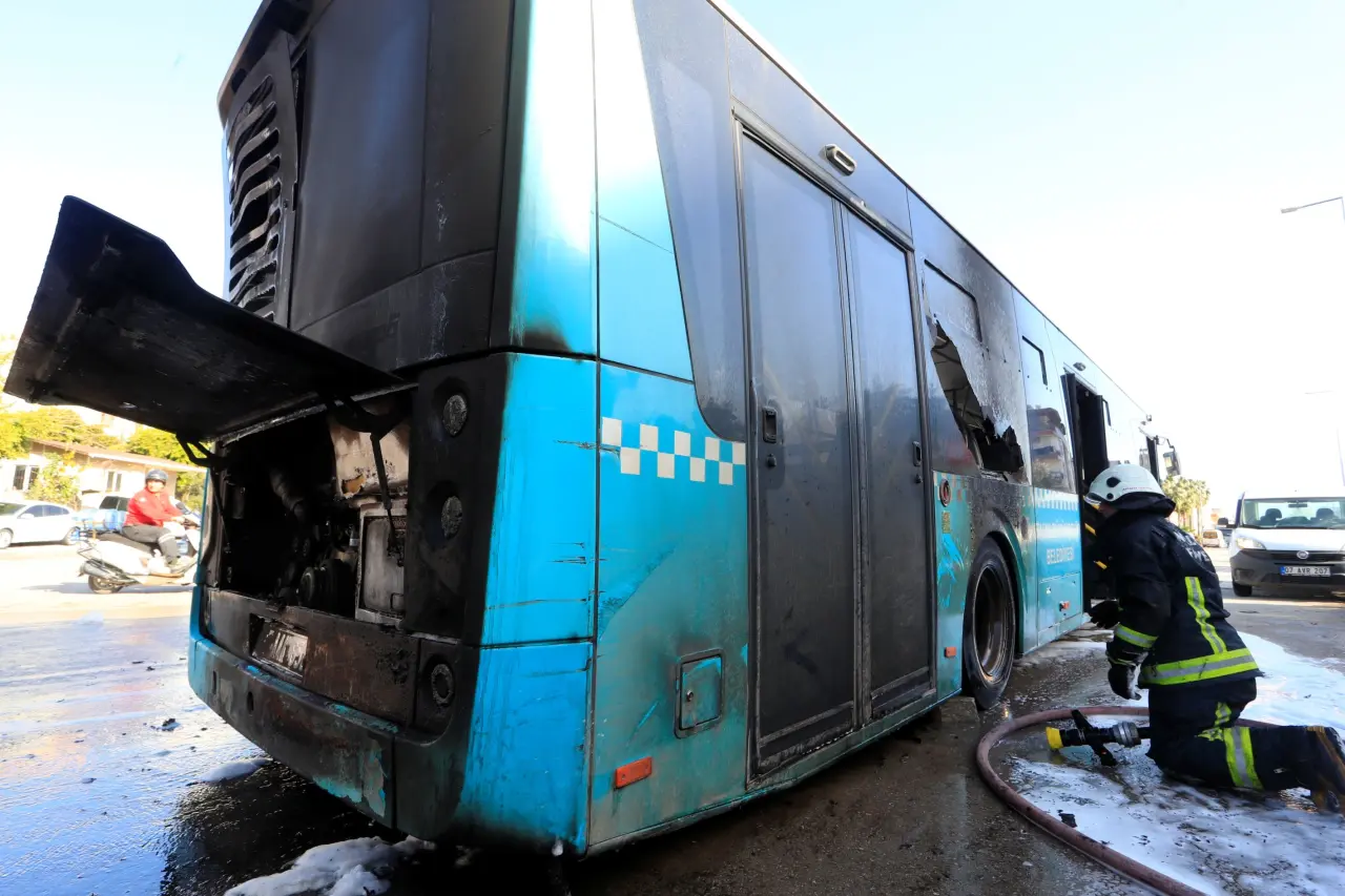 Otobüs yanarken içinde yolcu vardı! Antalya’da korku dolu anlar 3