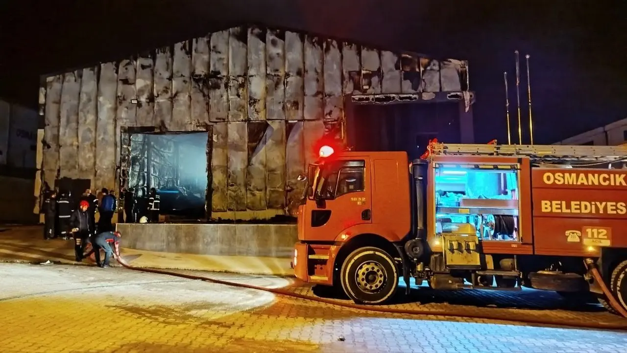 Alevler yükseldi, ekmek fabrikası kül oldu! 2
