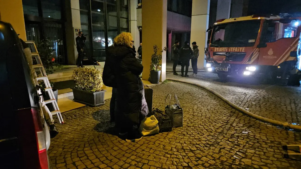 Beyoğlu’nda otel yangını! 3 kişi ve köpek mahsur kaldı 2