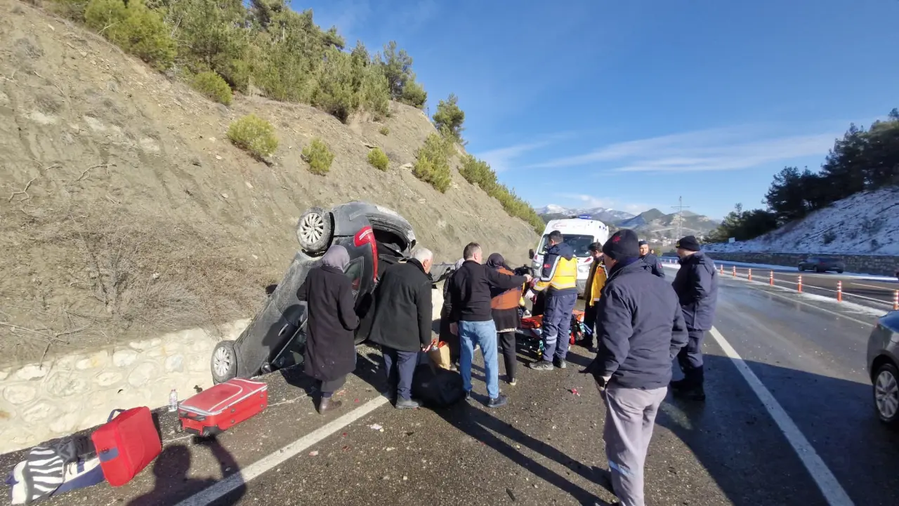 Buzlanan yolda otomobil takla attı! 4 yaralı 2