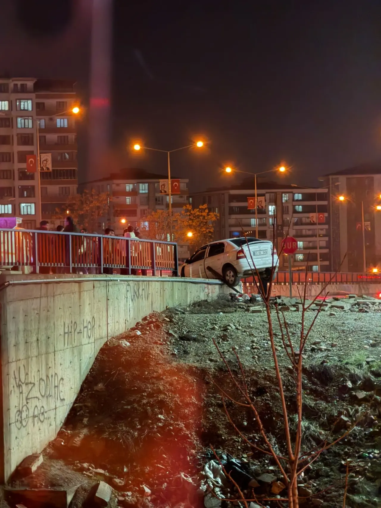Batman’da feci kaza! Otomobil demir korkulukları biçti: 1 yaralı 3
