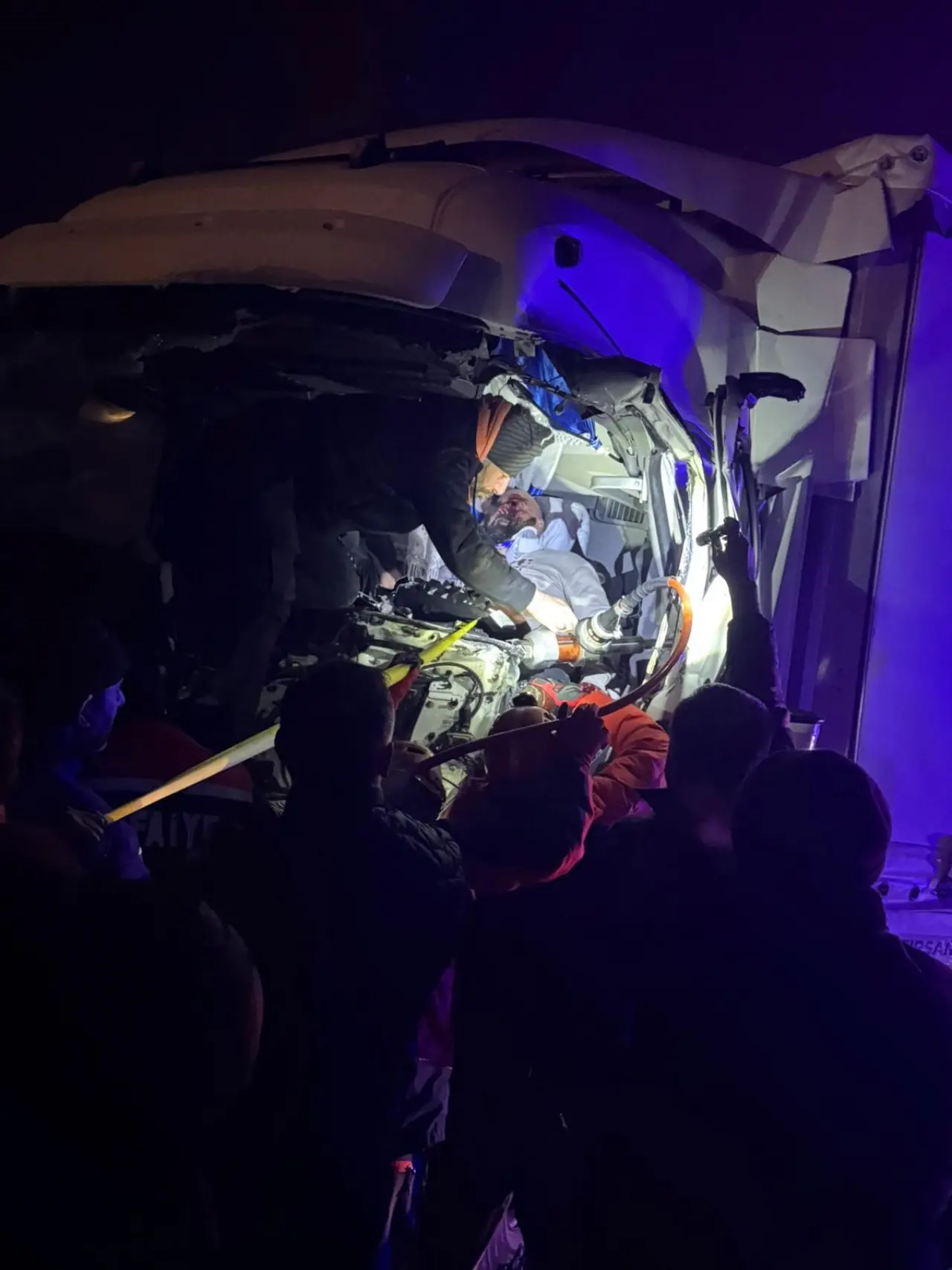 Sivas-Kayseri yolunda feci kaza! Kamyon devrildi, otobüs çarptı 8 kişi yaralandı 5