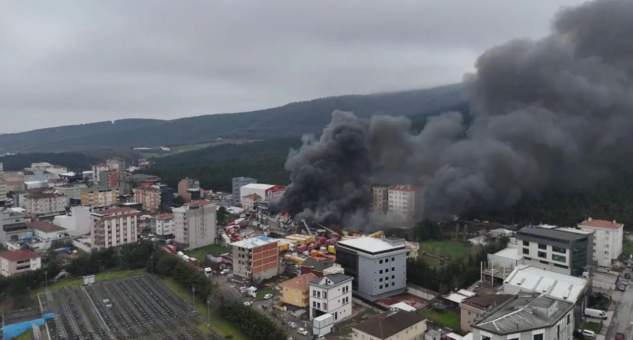 Ataşehir’de öğle saatlerinde kâbus! Fabrika alevlere teslim oldu 2